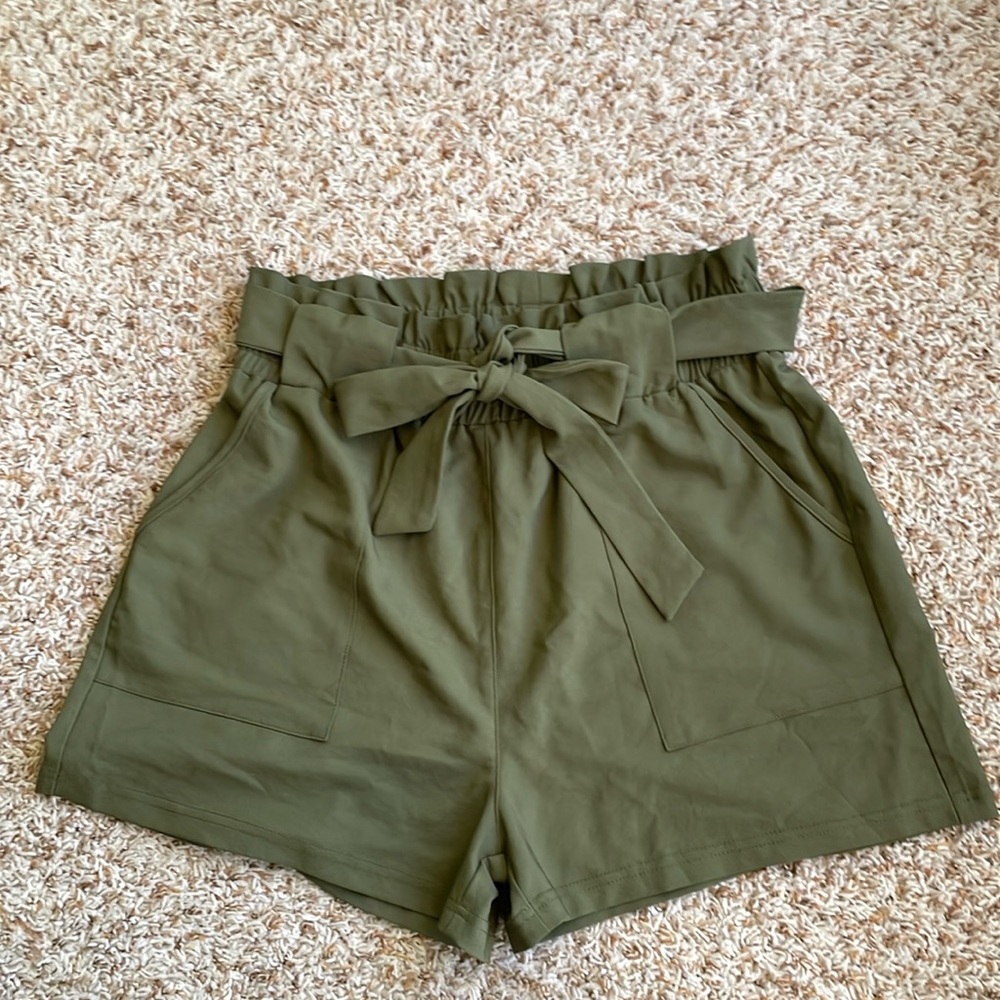 🍂 NWOT Olive green paper bag shorts